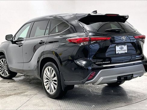 Used 2023 Toyota Highlander Platinum image 12