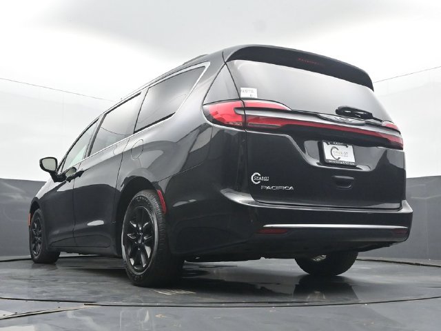 Used 2022 Chrysler Pacifica Touring-L FWD image 47