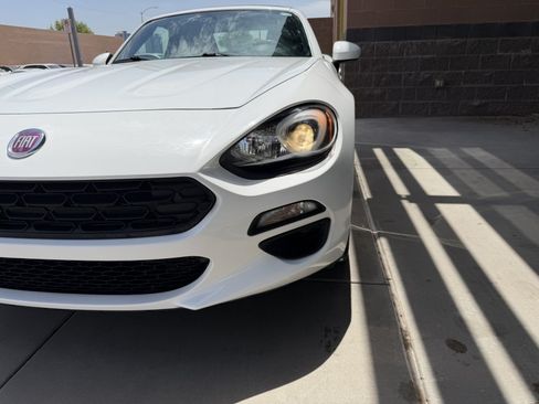 Used 2018 FIAT 124 Spider Classica w/ Technology Group RWD image 11