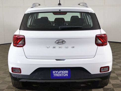 Certified 2024 Hyundai Venue SEL FWD image 11