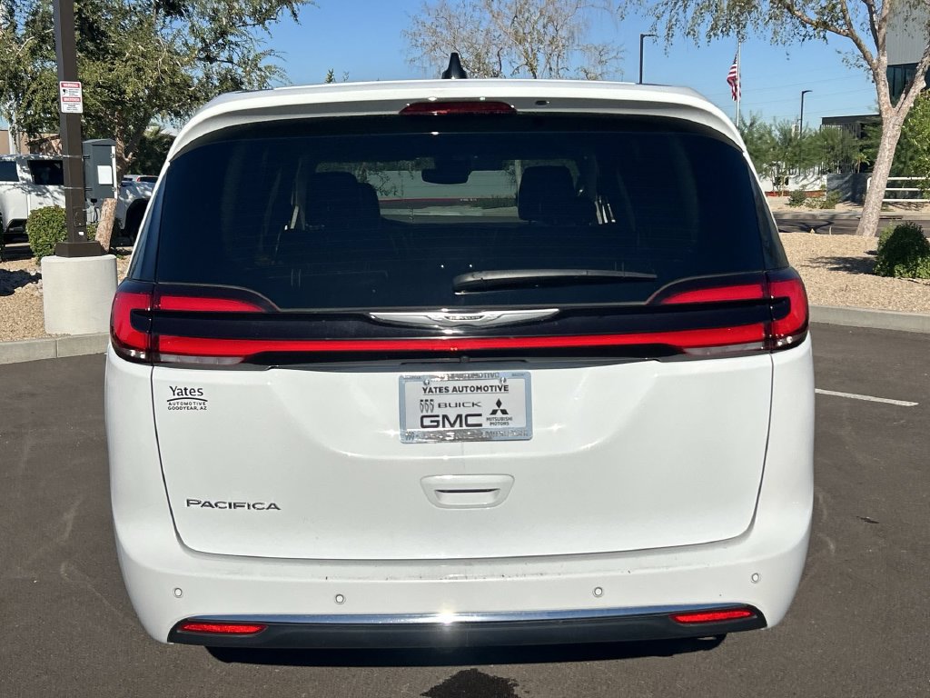 Used 2024 Chrysler Pacifica Touring-L FWD image 5