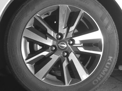 Used 2025 Nissan Versa SV FWD image 14