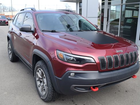 Used 2020 Jeep Cherokee Trailhawk image 2