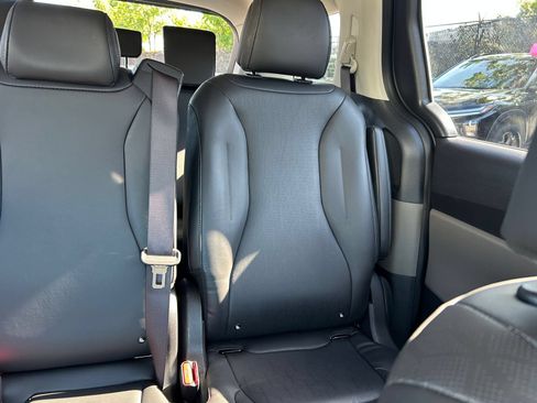 Used 2026 Kia Carnival FWD image 35