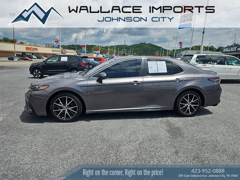 Used 2024 Toyota Camry SE image 1