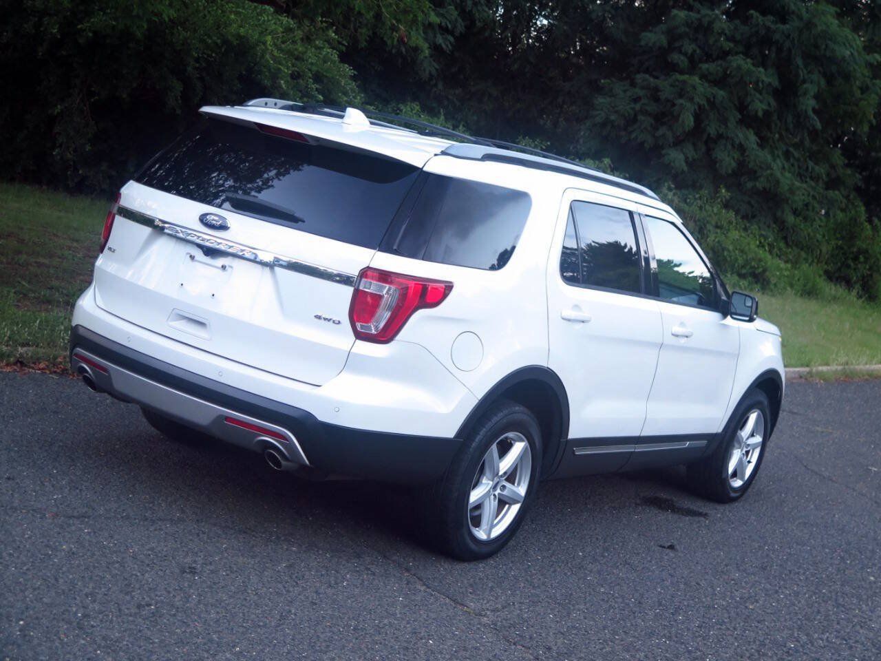 Used 2016 Ford Explorer XLT w/ Equipment Group 202A AWD/4WD image 24