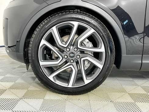 Used 2025 Land Rover Discovery S image 9