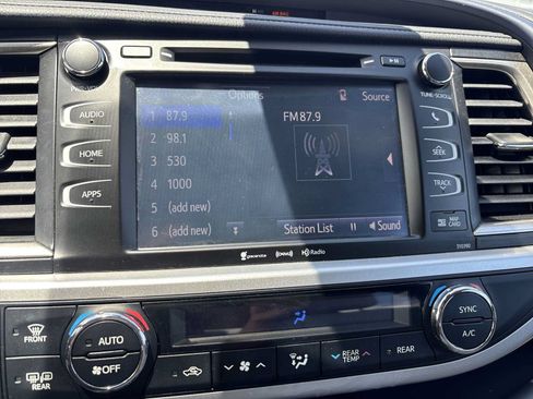 Used 2019 Toyota Highlander SE FWD image 12