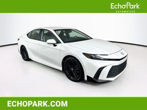 Used 2025 Toyota Camry SE FWD image 1