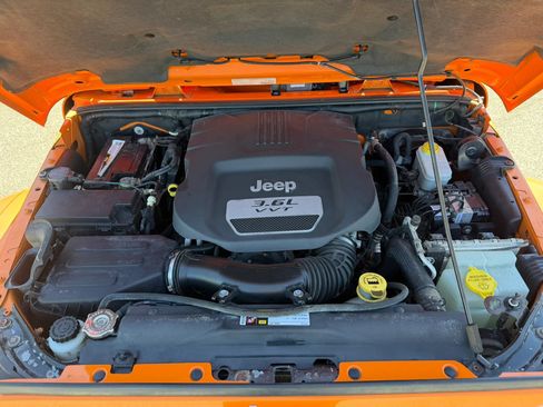 Used 2013 Jeep Wrangler Unlimited Sahara w/ Dual Top Group AWD/4WD image 29