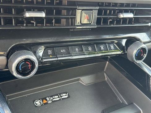 Used 2025 Chevrolet Suburban RST image 38