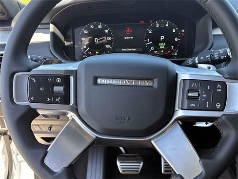 New 2025 Land Rover Discovery Dynamic SE image 28