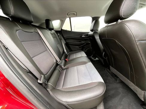 Used 2025 Chevrolet Trax LT w/ LT Convenience Package image 16