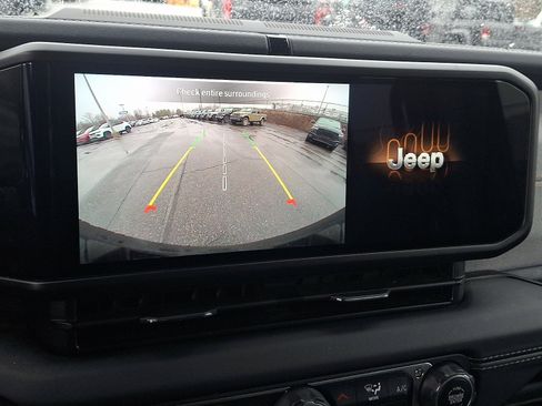 Used 2025 Jeep Wrangler Unlimited Sahara image 16