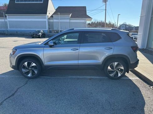 New 2026 Volkswagen Taos SE image 4