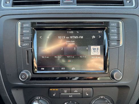 Used 2017 Volkswagen Jetta SE image 16