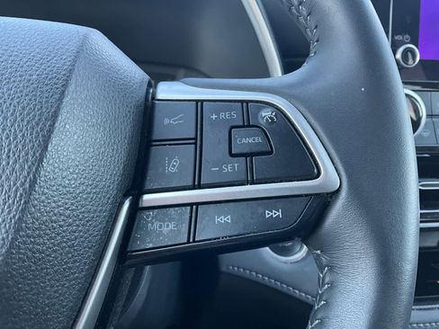 Used 2024 Toyota Highlander XLE image 19