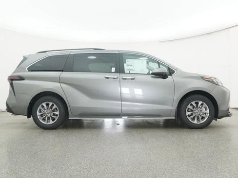 New 2026 Toyota Sienna XLE image 30