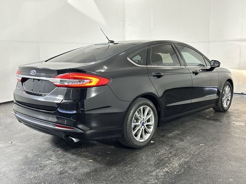 Used 2017 Ford Fusion SE w/ Fusion SE Technology Package image 11