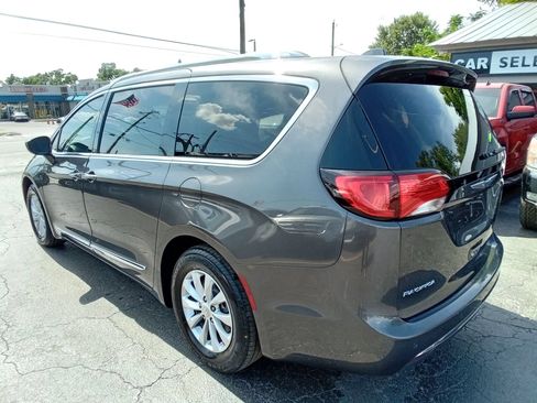 Used 2018 Chrysler Pacifica Touring-L FWD image 7
