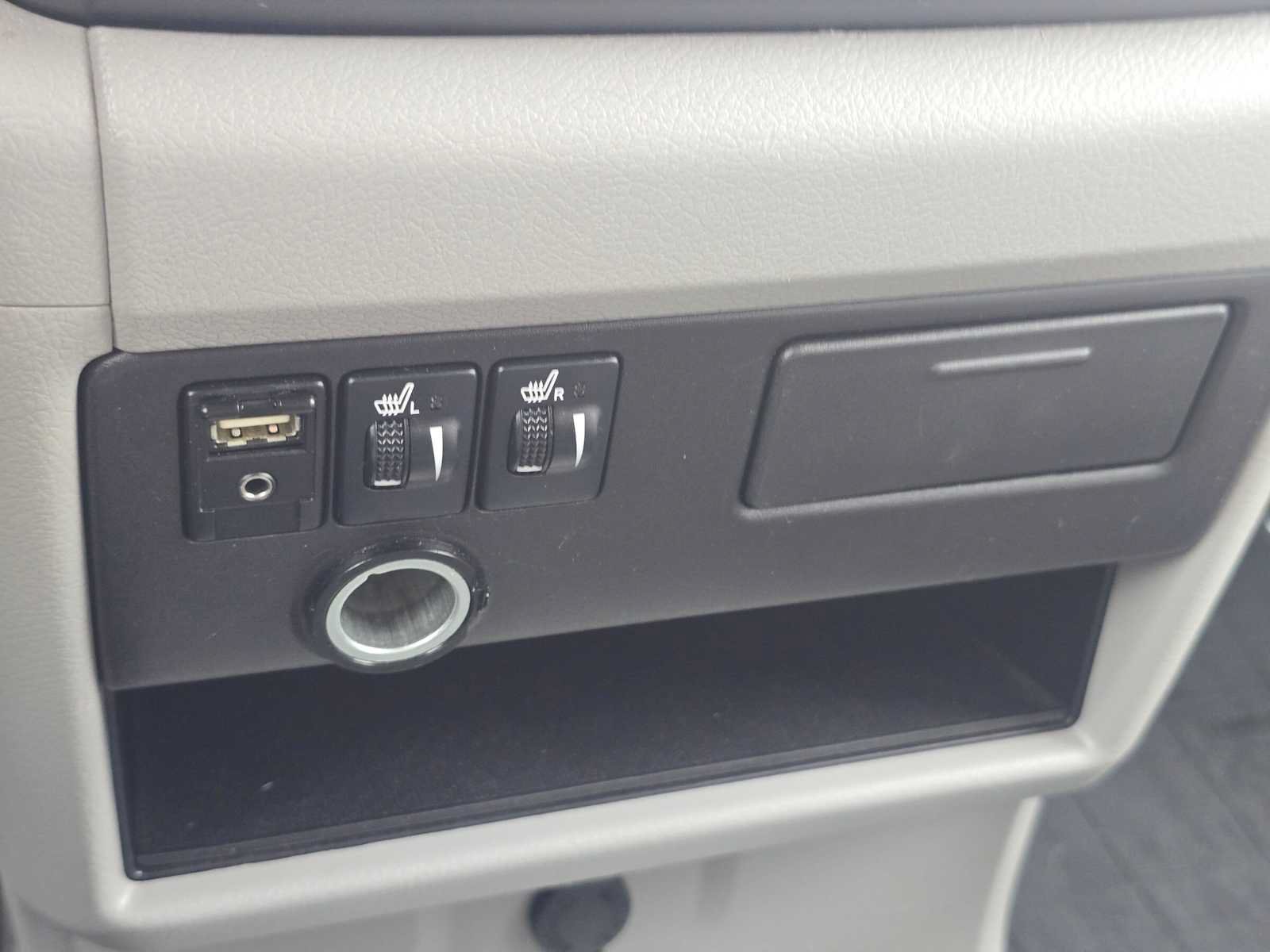 Used 2016 Toyota Sienna XLE w/ XLE Navigation Package FWD image 28