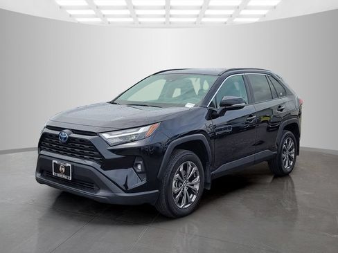 Used 2022 Toyota RAV4 XLE Premium AWD/4WD image 8