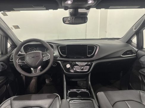 Used 2026 Chrysler Pacifica Limited FWD image 3
