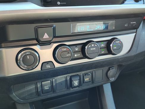 Used 2022 Toyota Tacoma SR5 AWD/4WD image 16