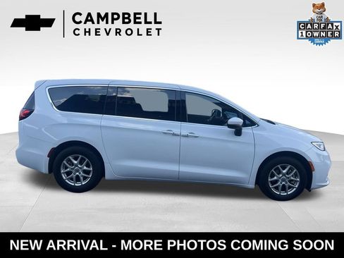 Used 2023 Chrysler Pacifica Touring FWD image 6