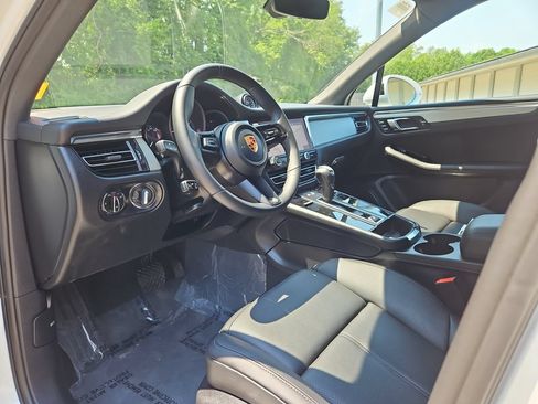 Certified 2026 Porsche Macan AWD/4WD image 4