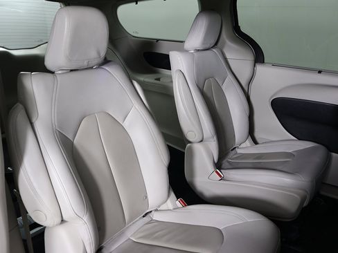 Used 2021 Chrysler Pacifica Touring-L image 27