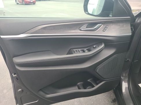 New 2025 Jeep Grand Cherokee Limited w/ Luxury Tech Group II image 10