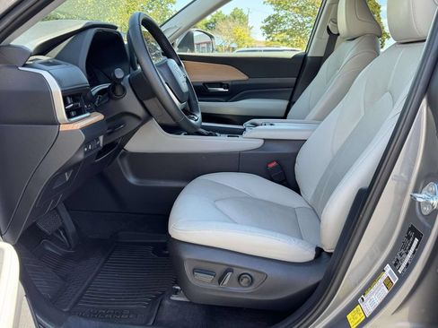 Used 2025 Toyota Grand Highlander FWD image 20