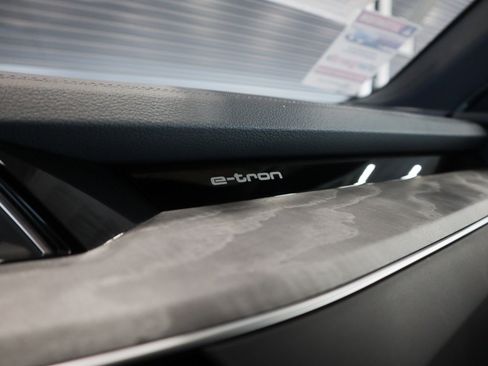 Used 2024 Audi Q8 e-tron Premium Plus image 27