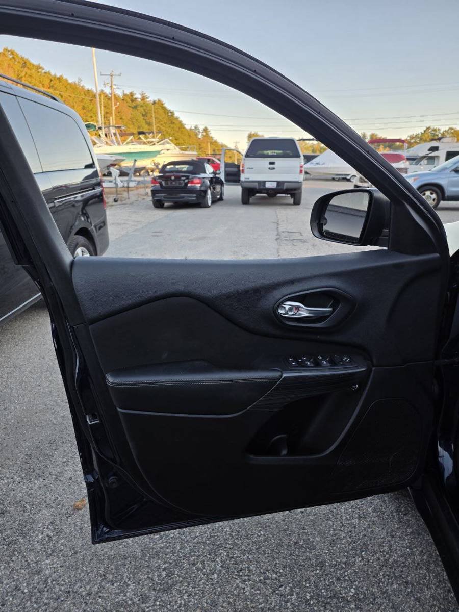 Used 2015 Jeep Cherokee Sport w/ Cold Weather Group AWD/4WD image 18