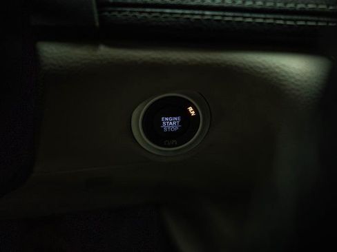 Used 2024 Chrysler Pacifica Limited FWD image 18
