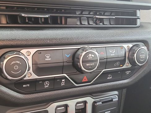 Used 2025 Jeep Wrangler Sport image 16