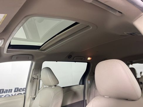 Used 2015 Toyota Sienna XLE image 5