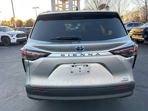 Used 2024 Toyota Sienna XLE image 7