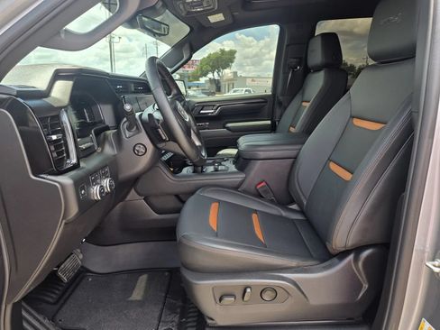 Used 2025 GMC Sierra 1500 AT4 w/ Technology Package AWD/4WD image 11