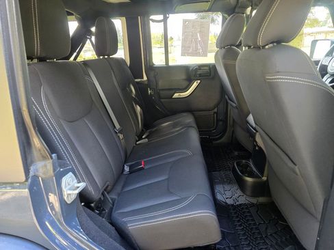 Used 2018 Jeep Wrangler Unlimited Rubicon w/ Connectivity Group AWD/4WD image 24
