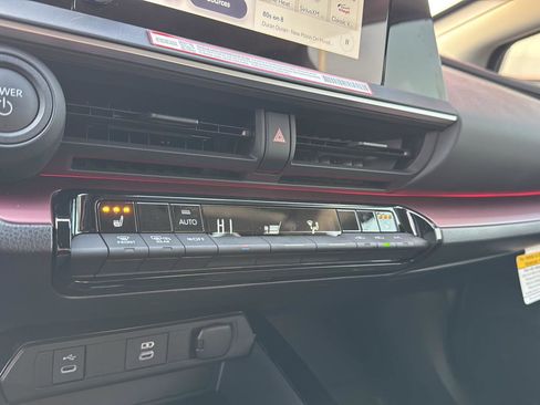 New 2025 Toyota Prius Plug-In Hybrid image 21