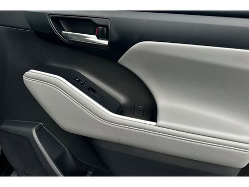 Certified 2022 Toyota Highlander XLE image 20