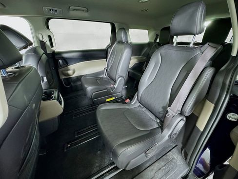 Used 2025 Kia Carnival FWD image 24