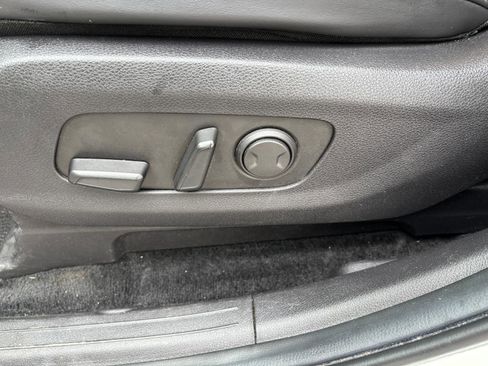 Used 2023 Kia Carnival LX image 11