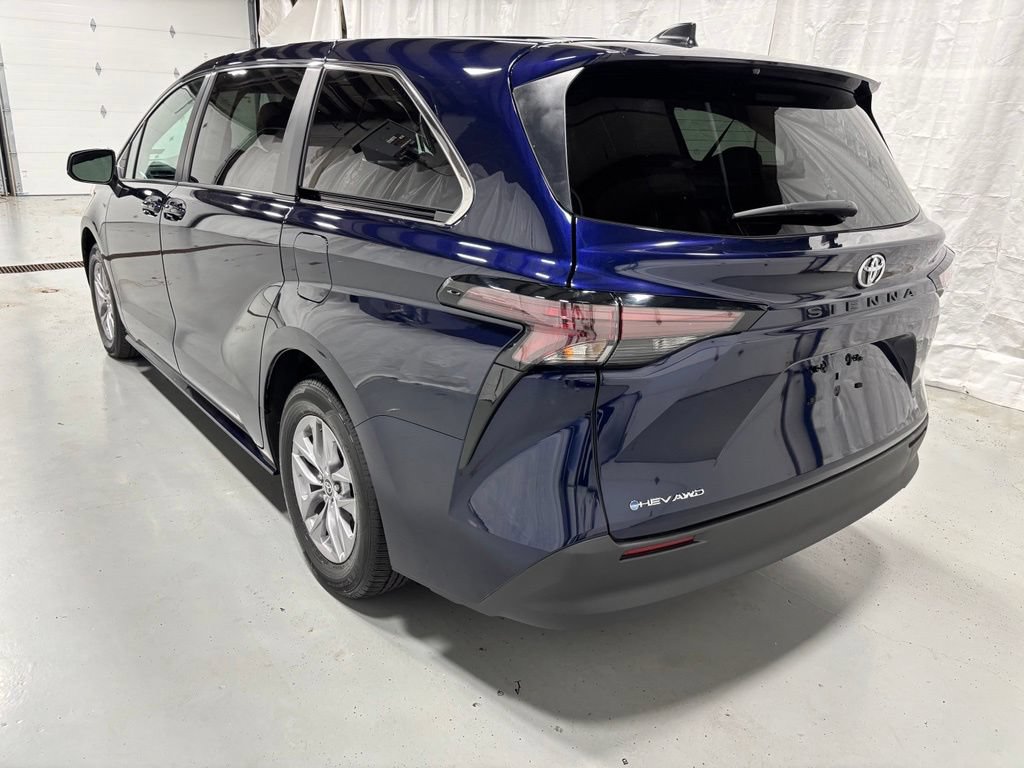 Used 2026 Toyota Sienna LE AWD/4WD image 5
