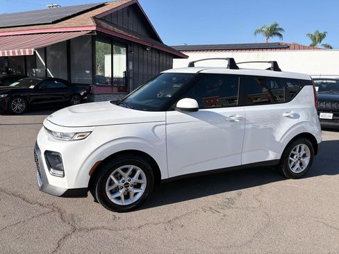 Used 2022 Kia Soul LX w/ Technology Package FWD image 4
