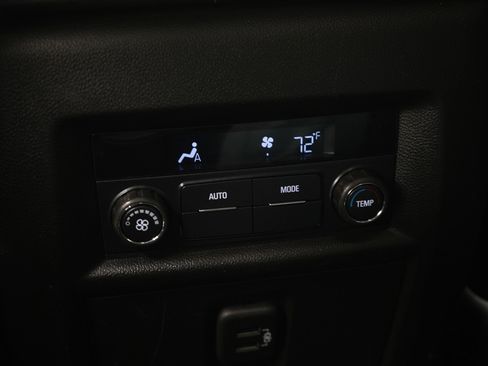 Used 2020 Chevrolet Traverse LT image 23