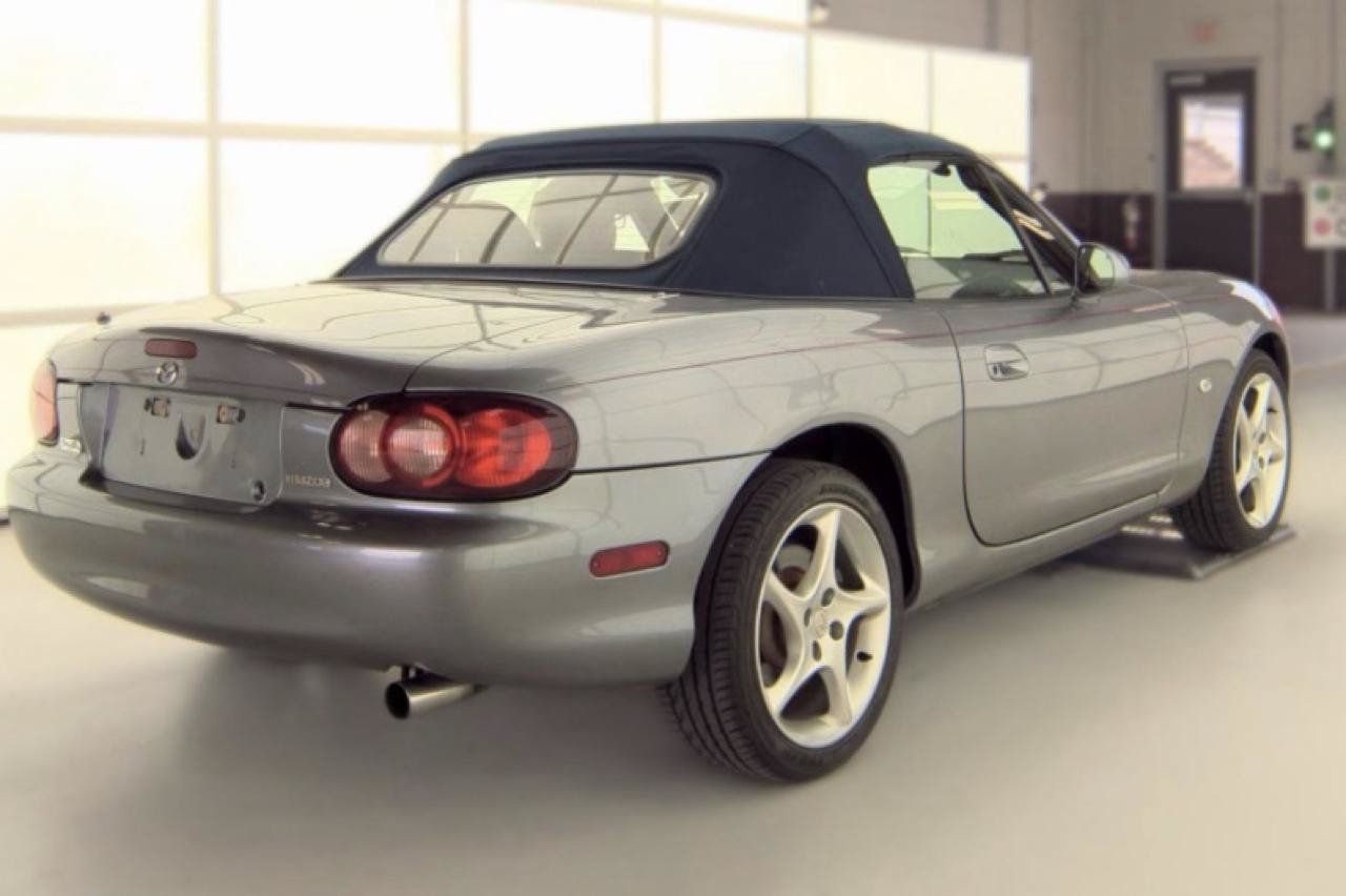 Used 2003 MAZDA MX-5 Miata RWD image 3