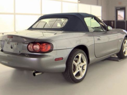 Used 2003 MAZDA MX-5 Miata RWD image 3